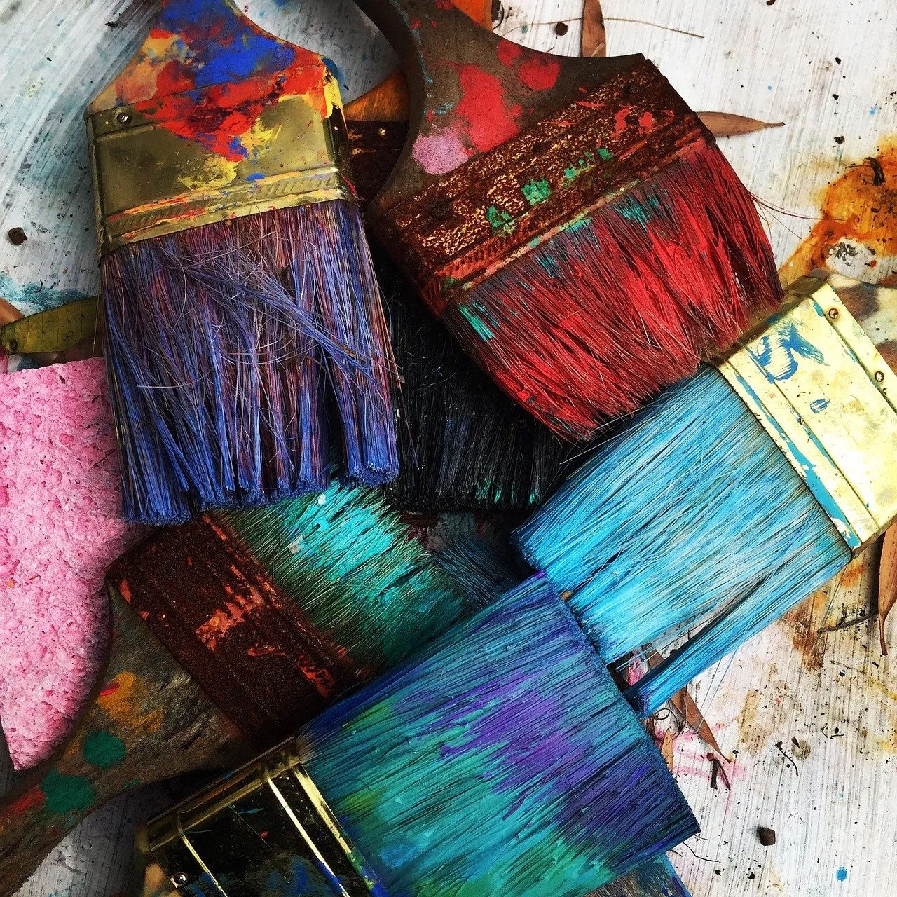 Pinceles con restos de pintura de distintos colores