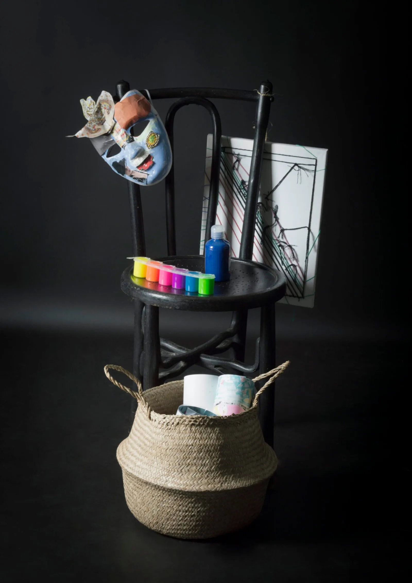 Pinturas y materiales artísticos sobre una silla en el taller de La Osa Polar